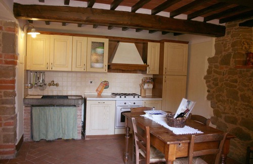Civitella in Val di Chiana Villa | Beautiful private villa for 8 guests with WIFI, private pool, TV and pets allowed, close to Arezzo