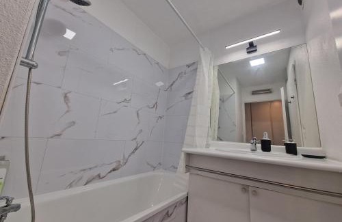 Blagnac Apartment | Beau soleil - Résidence avec Parking et piscine - Proche airport