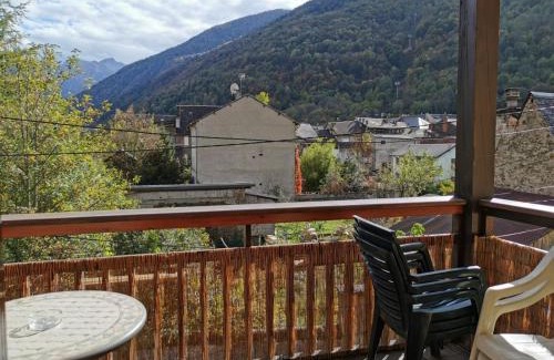 Bagneres-de-Luchon Apartment | Beau T3 place parking, vue dégagée proche centre