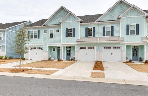 Morehead City House | Beaufort Townhome with Pool Access 2 Mi to Downtown