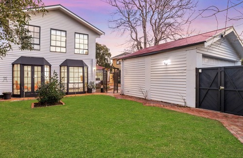 Beaumaris House | Beaumaris Grand Dame - Child & Pet friendly