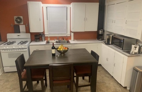 Royal Oak House | Beaumont Nurses or Dr’s need quarantine site? Downtown Royal Oak, charming 2bd