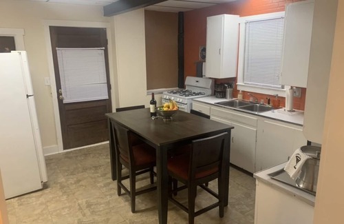 Royal Oak House | Beaumont Nurses or Dr’s need quarantine site? Downtown Royal Oak, charming 2bd