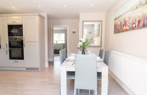Bourton Cottage | BEAU’S HOUSE, pet friendly, with a garden in Bourton-On-The-Water