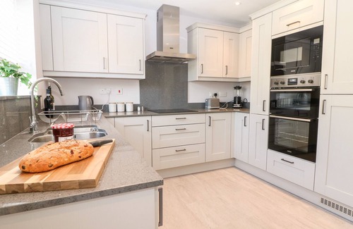 Bourton Cottage | BEAU’S HOUSE, pet friendly, with a garden in Bourton-On-The-Water