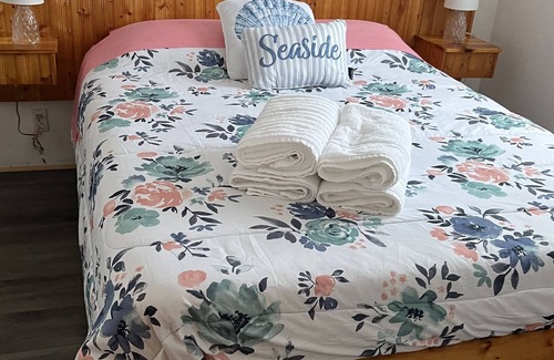 Oscoda Cabin | Beautiful lakefront Two Bedroom