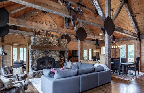 Muskoka Lakes Cottage | Beautiful 6 bed 4 bath cottage on Lake Joe with Boathouse + Hottub