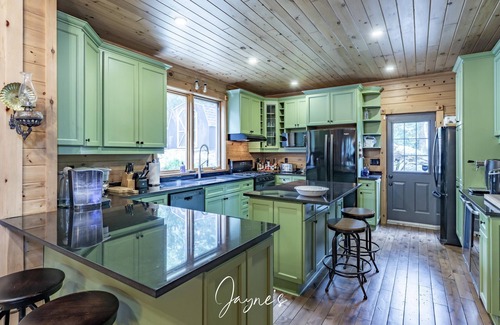 Muskoka Lakes Cottage | Beautiful 6 bed 4 bath cottage on Lake Joe with Boathouse + Hottub