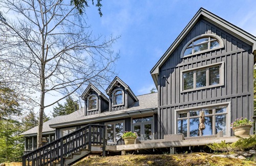 Muskoka Lakes Cottage | Beautiful 6 bed 4 bath cottage on Lake Joe with Boathouse + Hottub