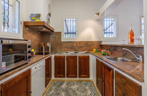 Saint-Hilaire-d'Ozilhan House | Beautiful private villa with WIFI, A/C, private pool, hot tub, TV, patio, panoramic view and par.