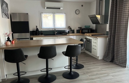 Saint-Mitre-les-Remparts Apartment | Beautiful contemporary apartment with all comforts in a quiet location