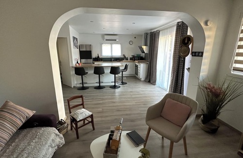 Saint-Mitre-les-Remparts Apartment | Beautiful contemporary apartment with all comforts in a quiet location