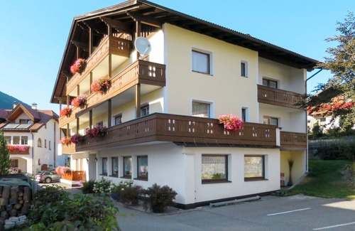 St. Valentin auf der Haide Apartment | Beautiful apartment for 32 people with WIFI, TV, balcony, pets allowed and parking