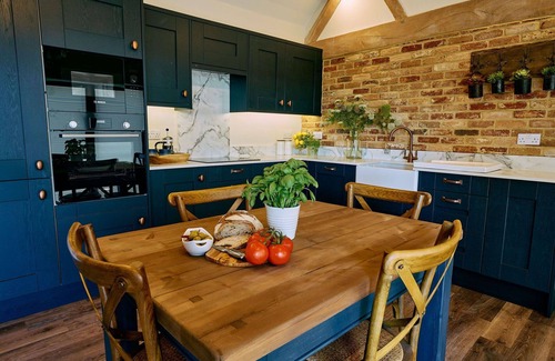 Walton House | Beautiful villa for 2 guests with pool, hot tub, WIFI, TV, terrace, pets allowed and parking