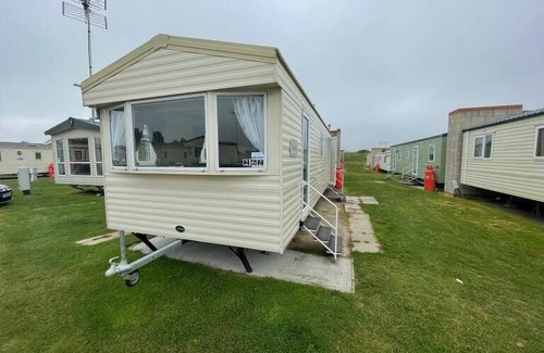 Walton on the Naze House | Beautiful 3-Bed Caravan in Walton on the Naze