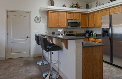 Lake Havasu City Villa | Beautiful 1 Bdrm Villa! Overlooks Pool with 44' Deep 13'6" High Attached Garage