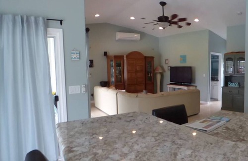 Kailua House | Beautiful 1-bedroom house in charming Kailua with AC, WiFi and private pool