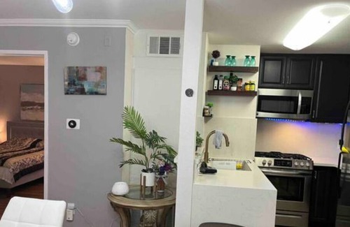 Warner Center Apartment | Beautiful 1-Bedroom in Gated Complex In heart Of Woodland Hills