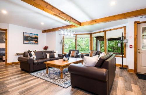 The Blue Mountains Ski Chalet | Beautiful 10Br Chalet Large Hot Tubs Firepit View