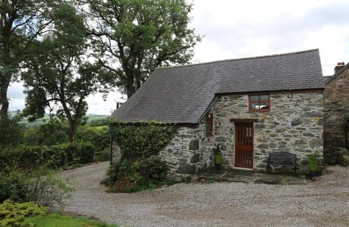 Betws Gwerfil Goch House | Beautiful 16th Century Ty Cerrig Cottage, set in stunning grounds with great views