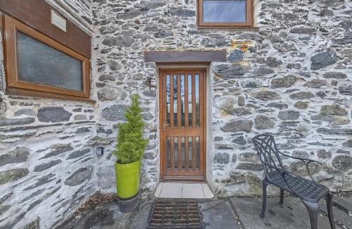 Betws Gwerfil Goch House | Beautiful 16th Century Ty Cerrig Cottage, set in stunning grounds with great views