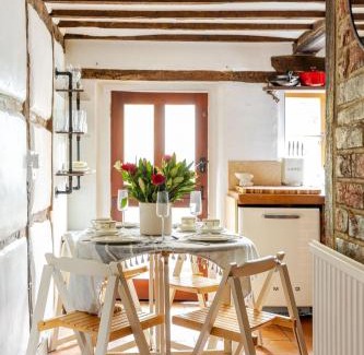 Marlow House | Beautiful 17th Century Cottage