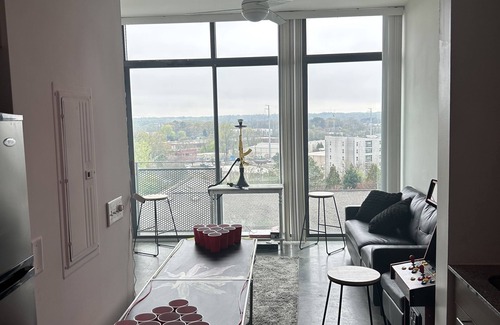 Westside Apartment | BEAUTIFUL 1BD ROOM TOP FLOOR HIGH RISE 5 minutes from Benz stadium