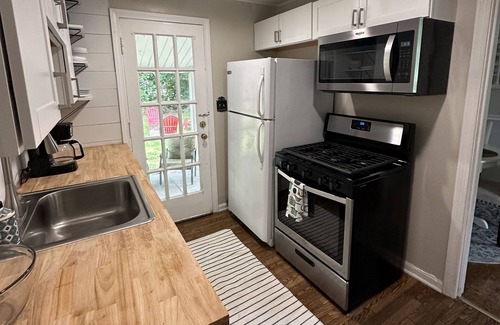 Cuyahoga Falls House | Beautiful 2 Bd Ideal for Travel Professionals!