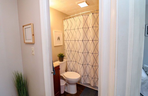 Cuyahoga Falls House | Beautiful 2 Bd Ideal for Travel Professionals!