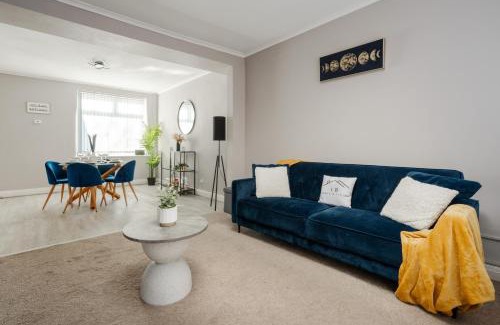 Failsworth Apartment | Beautiful 2 Bed House Near Etihad Stadium & Coop Live, sleeps 5, Free Parking