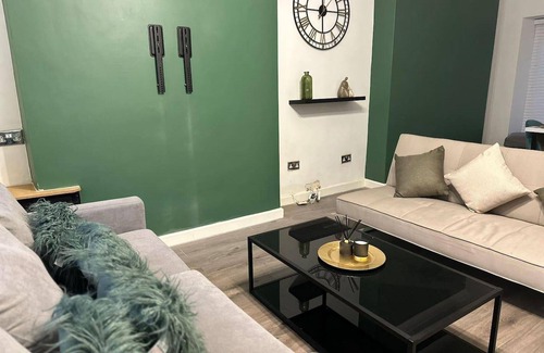Bridgend House | Beautiful 2-bed House in Bridgend