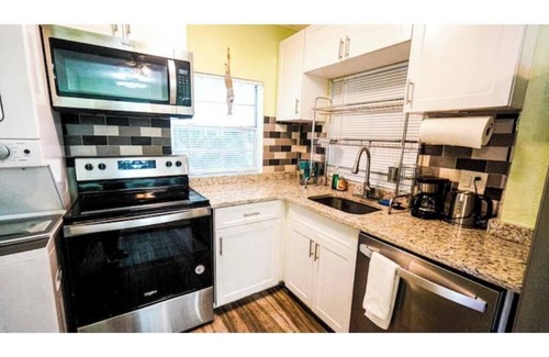 Crescent Heights Apartment | Beautiful 2 bed/one bed Apt close to downtown