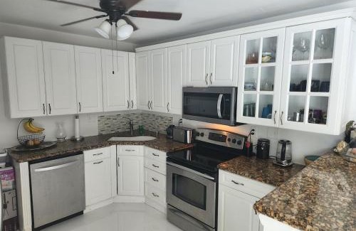 Coral Ridge Isles House | Beautiful 2-bed Suite with Heated Pool near beach