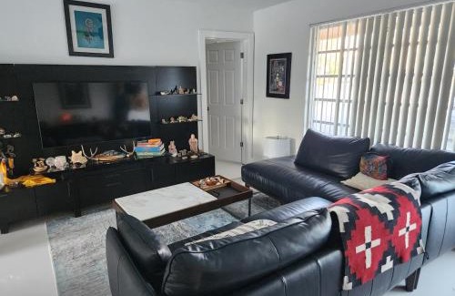 Coral Ridge Isles House | Beautiful 2-bed Suite with Heated Pool near beach