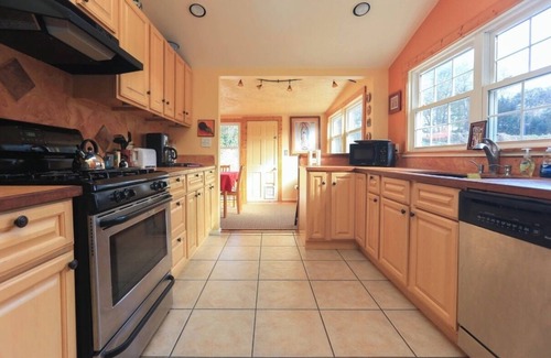 Kenilworth House | Beautiful 2 bedroom, 1 1/2 bath minutes to hospital and downtown