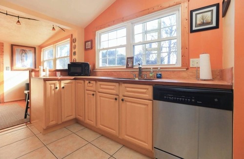 Kenilworth House | Beautiful 2 bedroom, 1 1/2 bath minutes to hospital and downtown