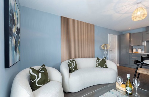 Gloucester Apartment | Beautiful 2 Bedroom Apartment With Parking in The Docks
