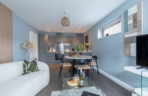 Gloucester Apartment | Beautiful 2 Bedroom Apartment With Parking in The Docks