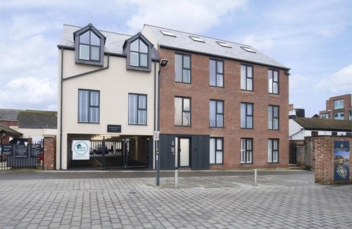Gloucester Apartment | Beautiful 2 Bedroom Apartment With Parking in The Docks