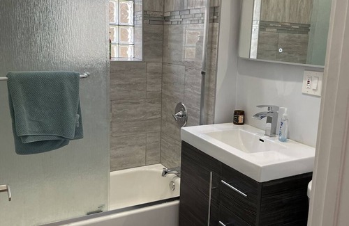 Woodlawn Apartment | Beautiful 2-Bedroom Apt Near University of Chicago