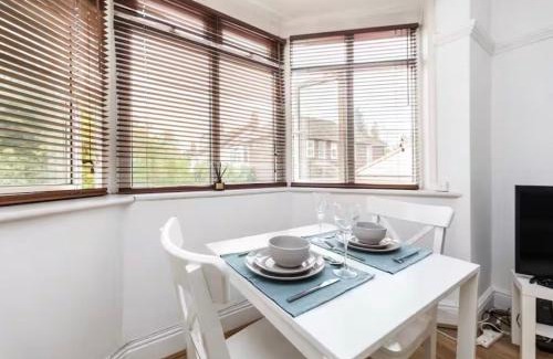 Roundhay Apartment | Beautiful 2 Bedroom Flat on Street Lane