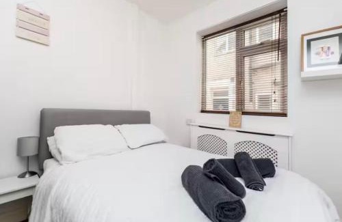 Roundhay Apartment | Beautiful 2 Bedroom Flat on Street Lane