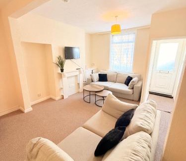 Hull Apartment | Beautiful 2 bedroom fully equipped property 5-G WiFi, smart TV