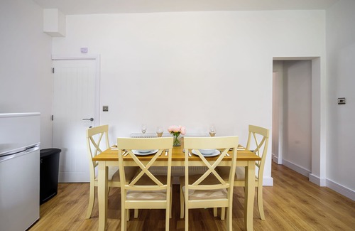 Atherton House | Beautiful 2 Bedroom Family Home in Atherton, Free parking