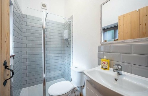 Usk Cottage | Beautiful 2 bedroom Stable conversion, Private HotTub, Dog Friendly