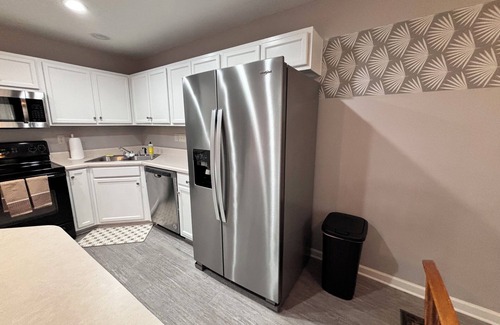 Davis Lake - Eastfield House | Beautiful 2-bedroom townhome in enchanting Charlotte with WiFi and Garage