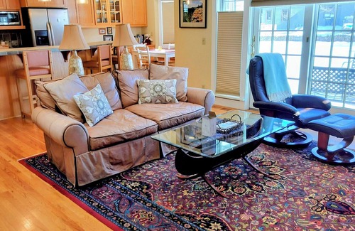 Sisters House | Beautiful 2-bedroom townhome with Patio, WiFi, AC