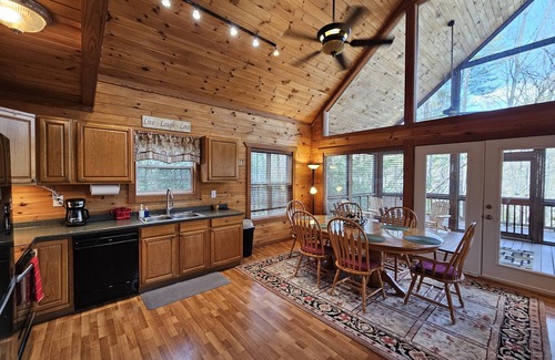 Sautee Nacoochee Cabin | Beautiful 2 BR, Mtn Views, Hot tub, Screened Porch, Fiber Optic Internet