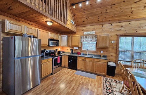 Sautee Nacoochee Cabin | Beautiful 2 BR, Mtn Views, Hot tub, Screened Porch, Fiber Optic Internet