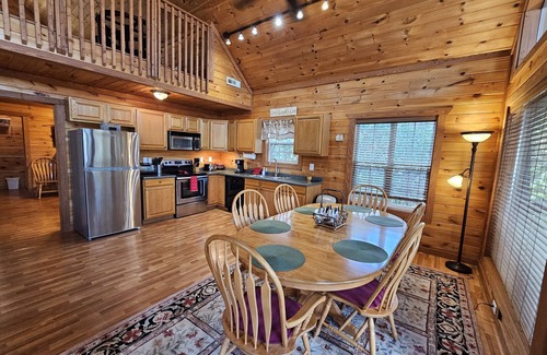 Sautee Nacoochee Cabin | Beautiful 2 BR, Mtn Views, Hot tub, Screened Porch, Fiber Optic Internet